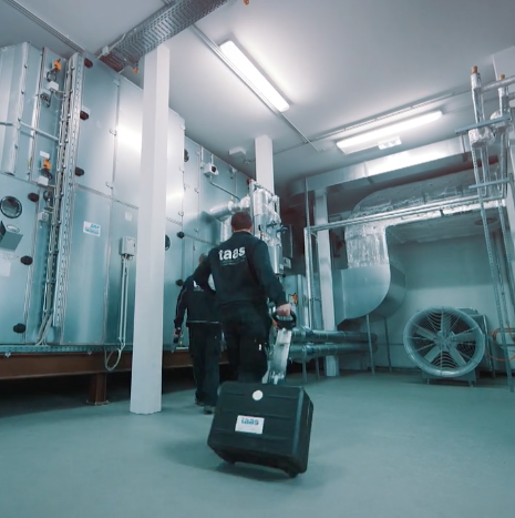 Taas Mitarbeiter in einer Industriehalle