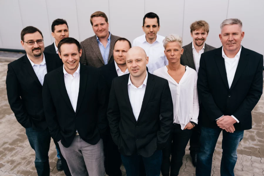 Gruppe von Taas Mitarbeitern, förmlich gekleidet